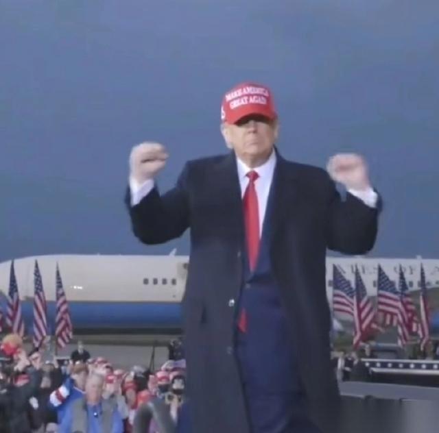 特朗普是美国历史上第一位，也是到目前为止唯一一位在当选总统前，没有任何军事或政府