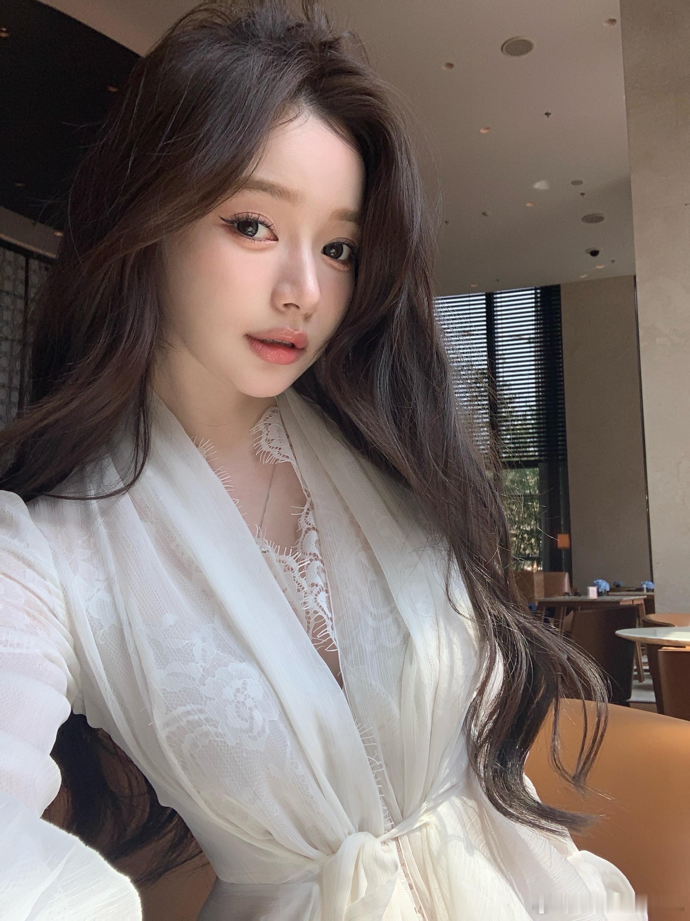 晚上好来给你们看看我这组私服 有看过我北京vlog的应该有印象吧 在我最喜欢的买