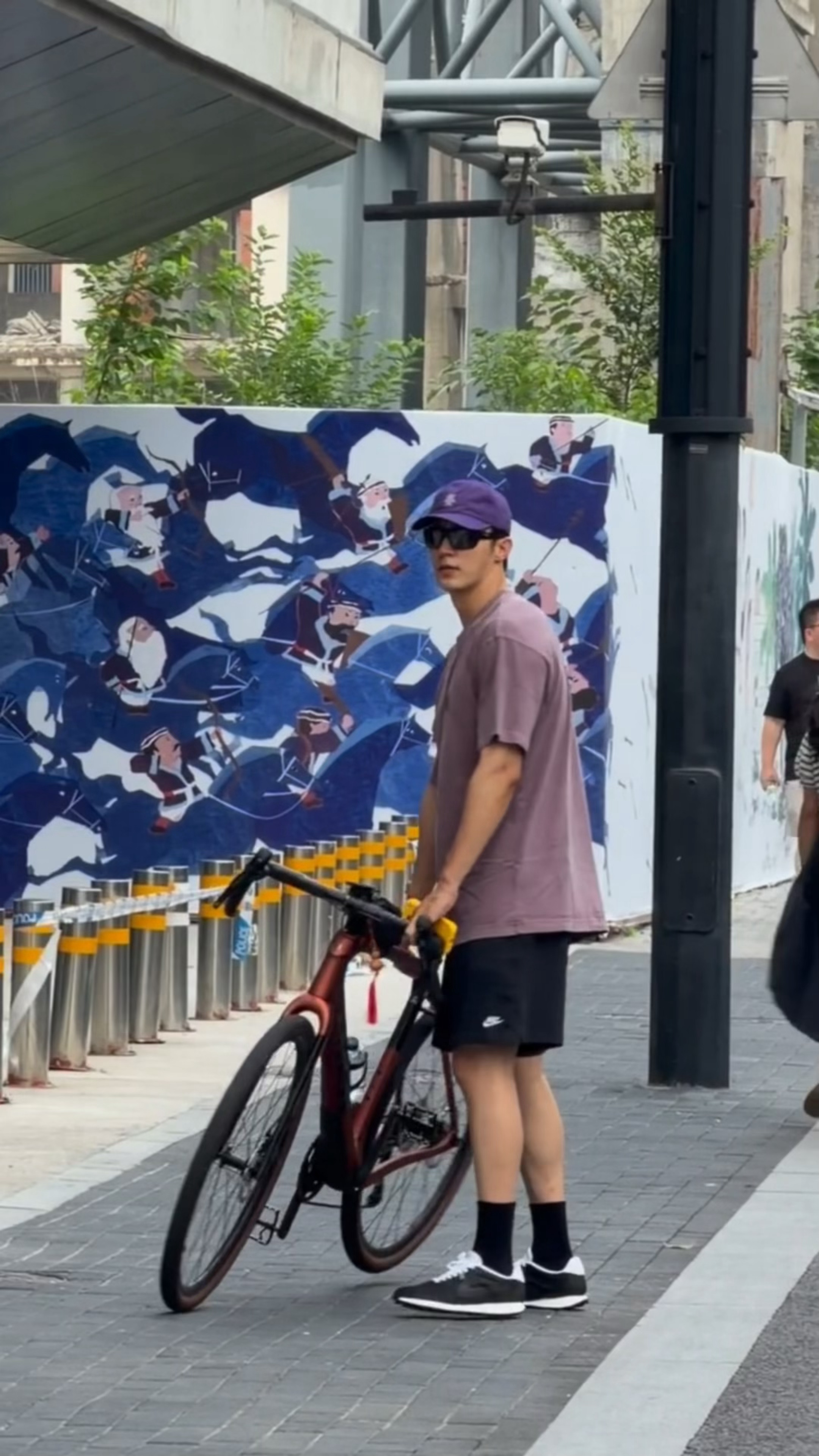 黄景瑜就这样每天推着他的自行车在街头骑骑骑黄景瑜又去Citybike了