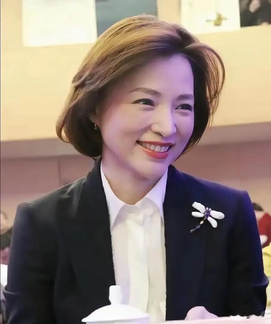 在春晚站了13年C位的董卿，今年不太好过，她的丈夫，曾经的百亿富豪，已经失联了很