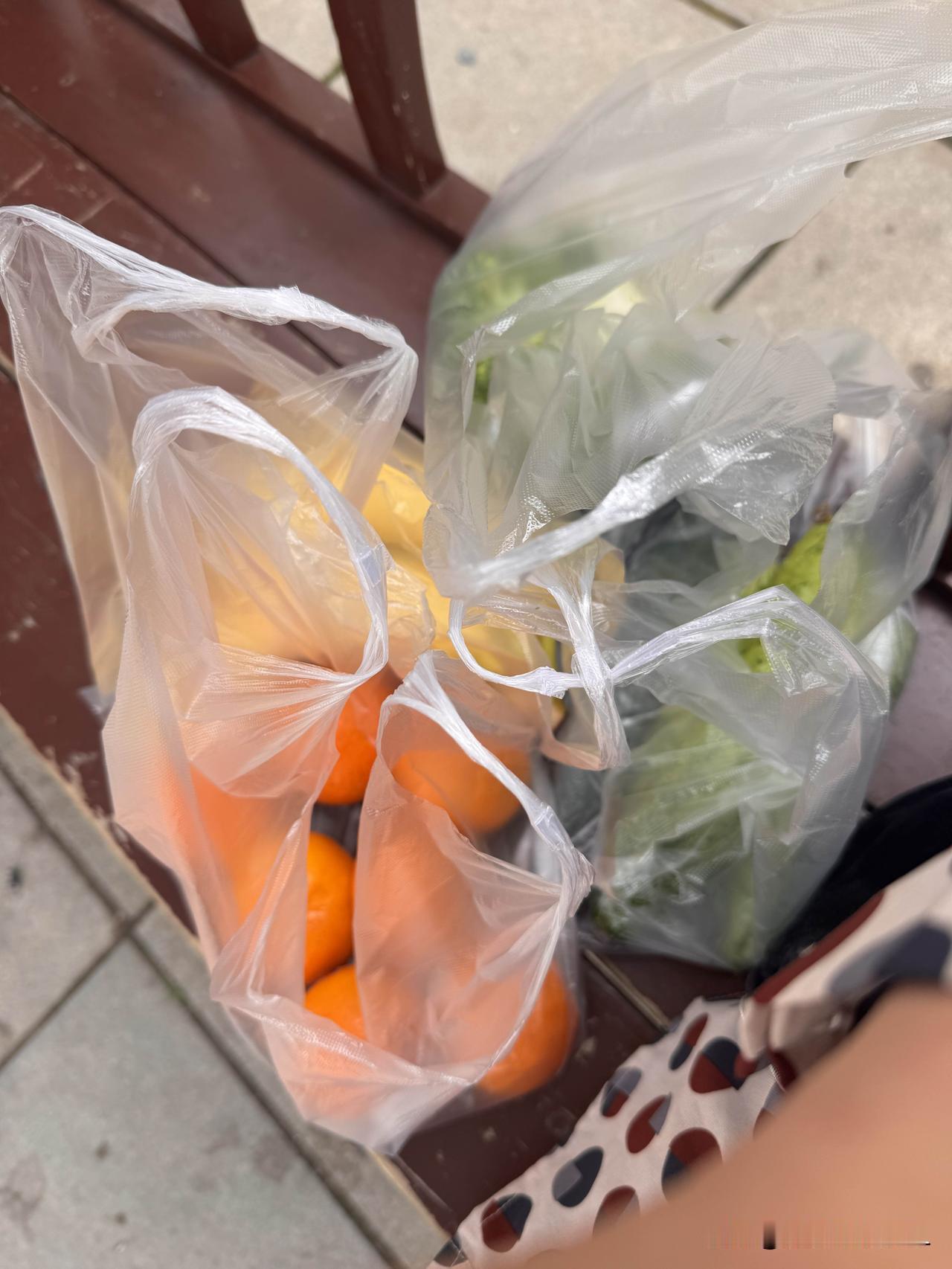 出门去买菜，回家途中，歇一歇。

每天我最喜爱的事儿便是逛菜市场。

大连今天的