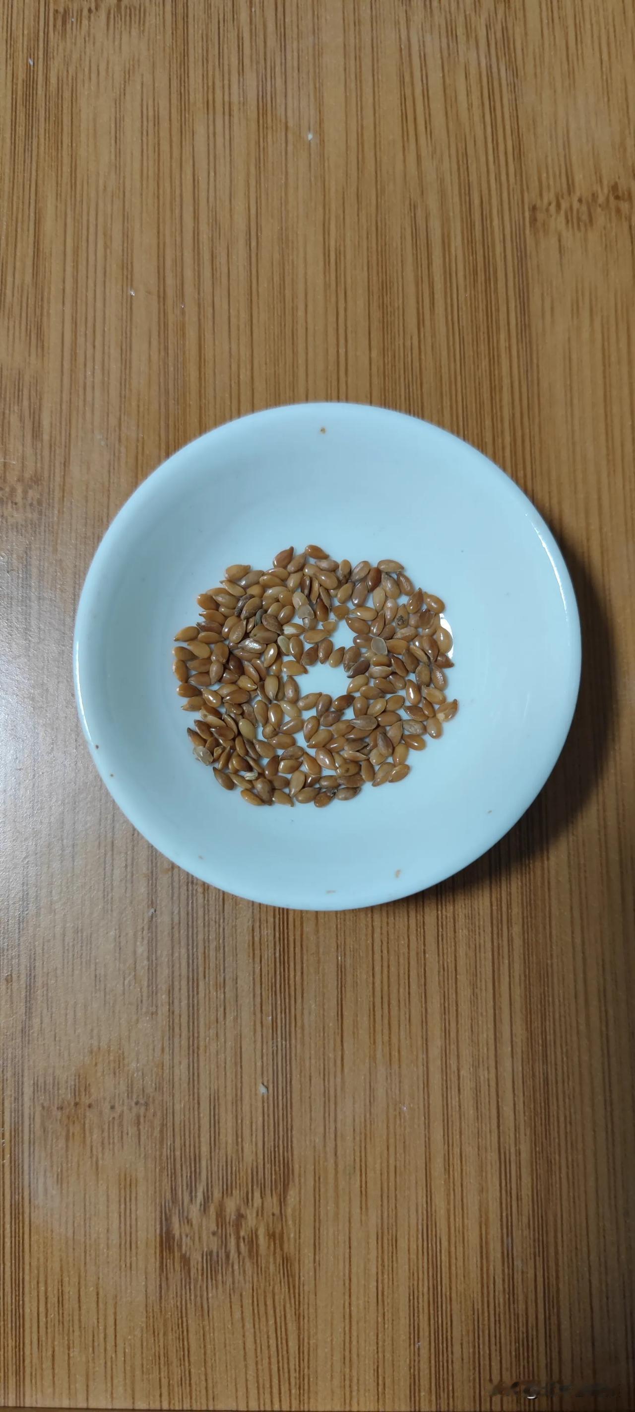 推荐给小糖人，这个嚼起来真香啊！炒熟的亚麻籽（也称熟亚麻籽）仍保留多种健康功能，