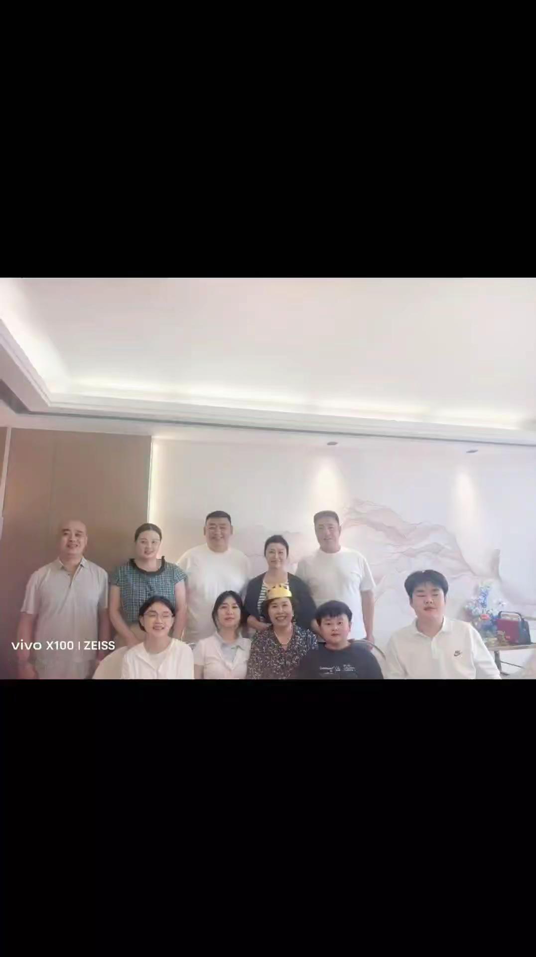 大家庭的温暖合影留念