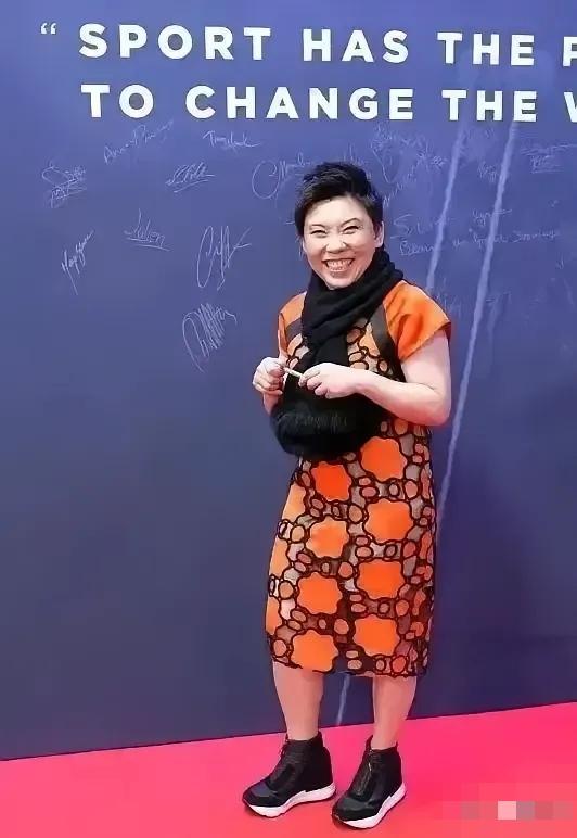 邓亚萍的这身穿搭和这个表情引发热议，有网友说更像女版“武大郎”，也有人说这个笑容