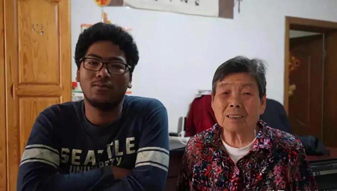 2000年8月，上海老太，在买菜的路上，捡到一名弃婴，儿女们一致反对！然而，老太