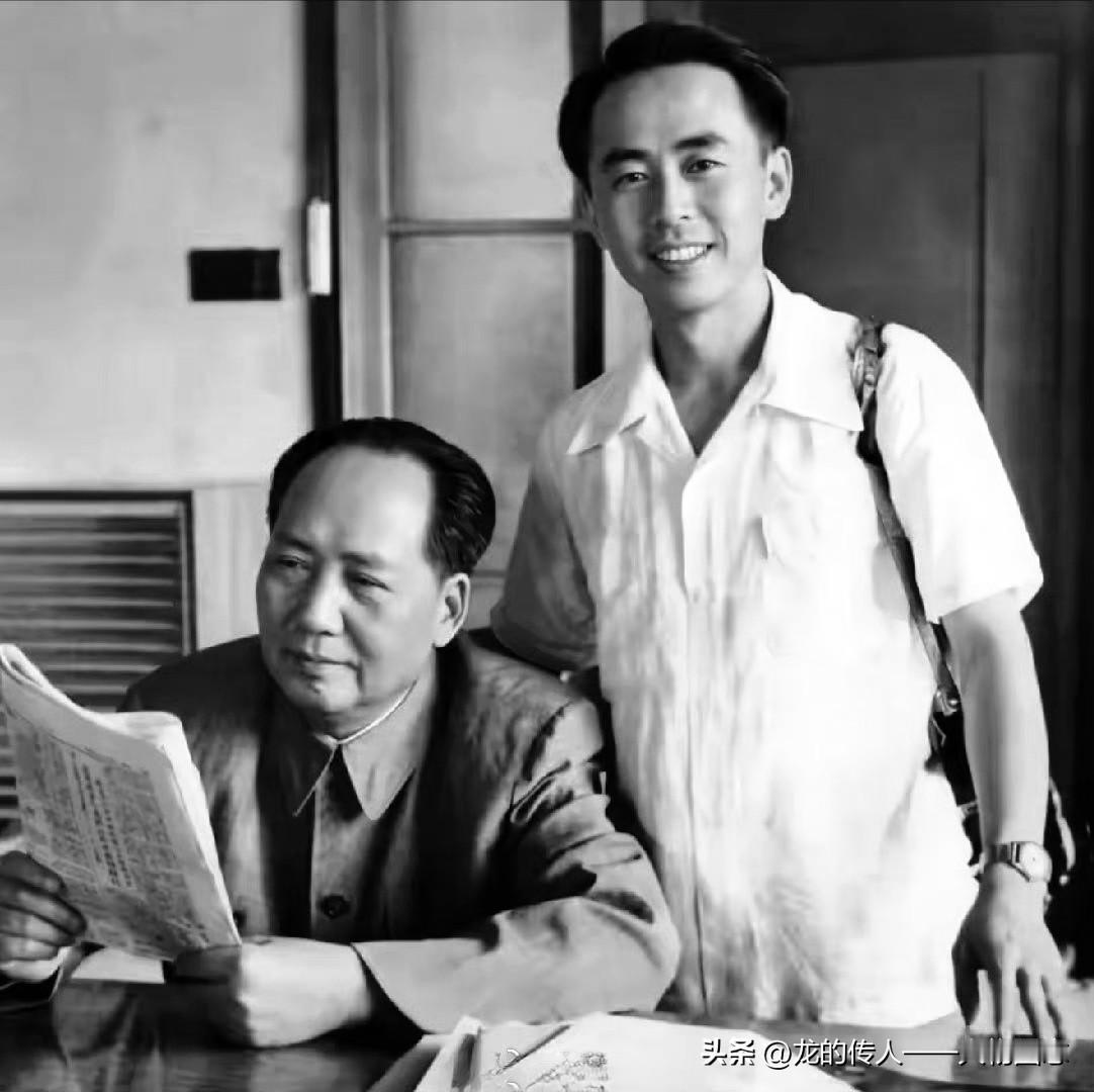 毛主席和理发师周福明在一起合影。 ​