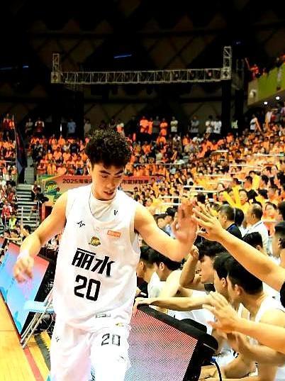 丽水0.3秒绝杀！
 
昨晚浙BA半决赛，丽水后卫吕林茂后场接球，两步甩开包夹，