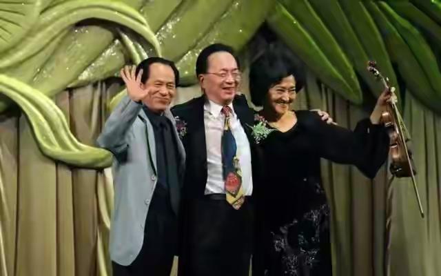 认识这三个人吧？中间的是陈钢，他的右手边是何占豪，左手边是俞丽拿。这张照片是20