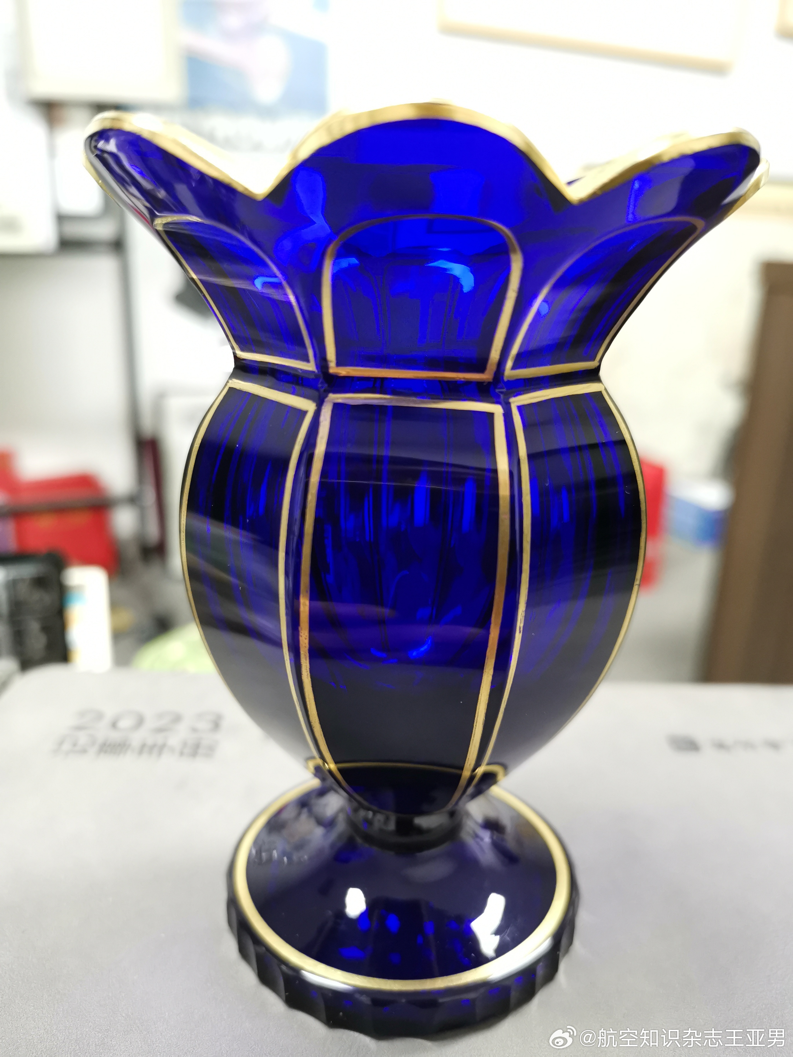 这个颜色有点诱惑～～～估计是五十年代以前的东欧作品。 ​​​