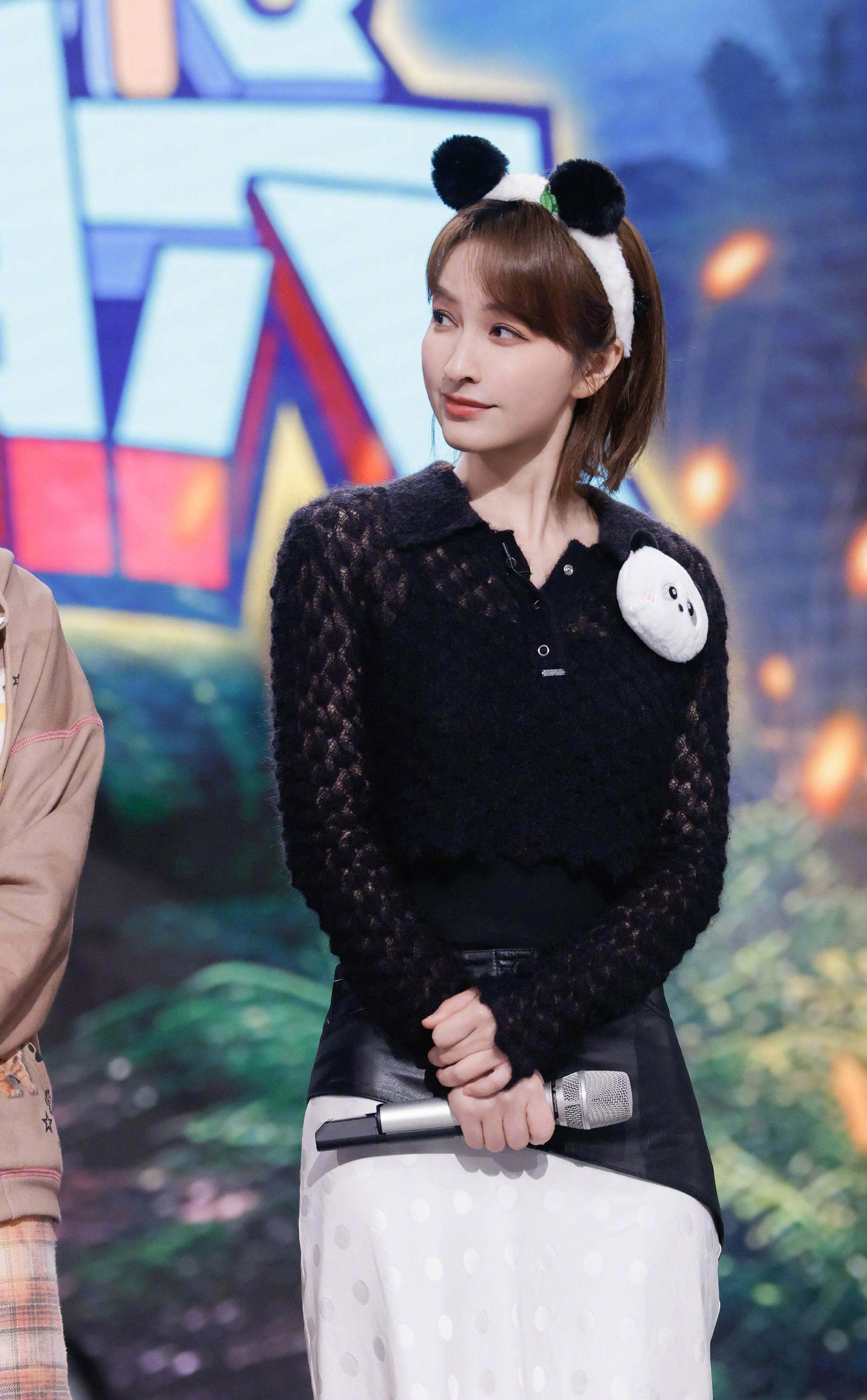 #吴昕再来好六# 欢迎吴昕再次回家，熊猫穿搭好吸睛，时尚穿搭很有她自己的风格，今