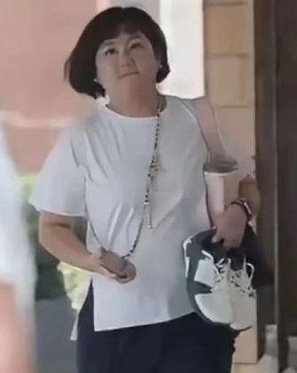 Selina父亲力挺女儿 面相看着脸型更圆润了，双下巴更明显了，眼睛看着更安定了