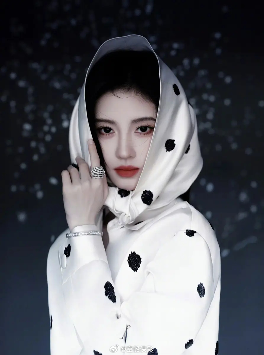 一组鞠婧祎出席嘉人盛典的新造型美图释出，她身穿黑白珠片波点套装，戴着头巾，优雅迷