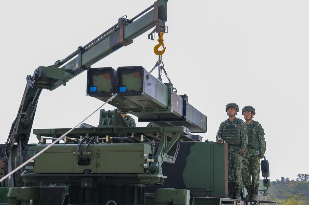 陆射剑二，问你怕未。台陆军炮兵训练指挥部日前组织其最新自制地对空导弹——陆射剑二
