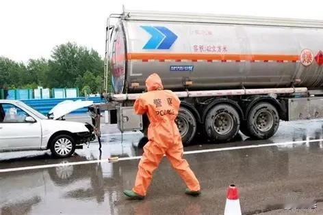 湖南衡阳南岳区氢氟酸罐车遭追尾泄漏，无人员伤亡

5月30日清晨7时24分，衡阳