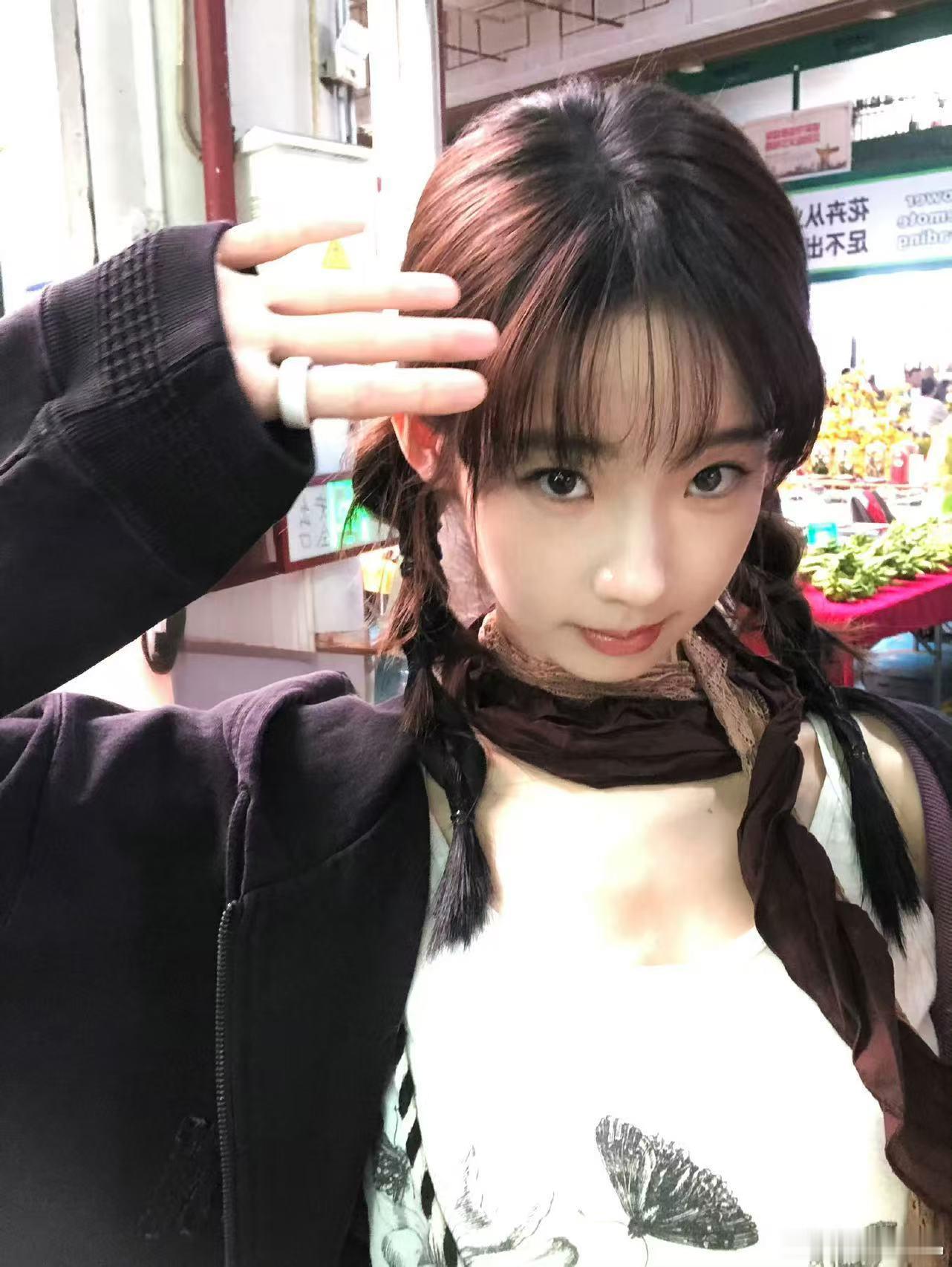 张艺凡玩不了足球因为有甲沟炎 看直播这段反复回放，她一本正经说“足球不行，我有甲