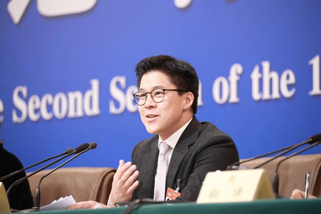 霍启刚当选香港立法会议员，这步棋走得相当关键，直接为他冲击香港未来领导层的目标筑