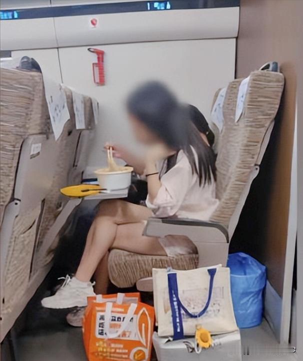 全国人民注意了！在高铁车厢是不能吃螺蛳粉的！
 
近日，广州一女子在高铁车厢吃螺