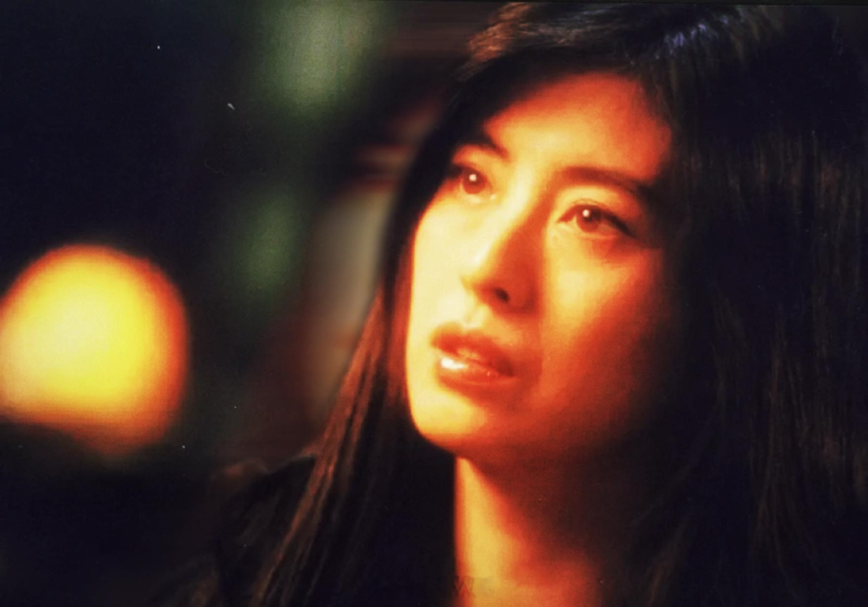 王祖贤眼睛怎么了 世人惯常热衷于塑造神话，更热衷于在不自觉不自知的残忍中，去观赏