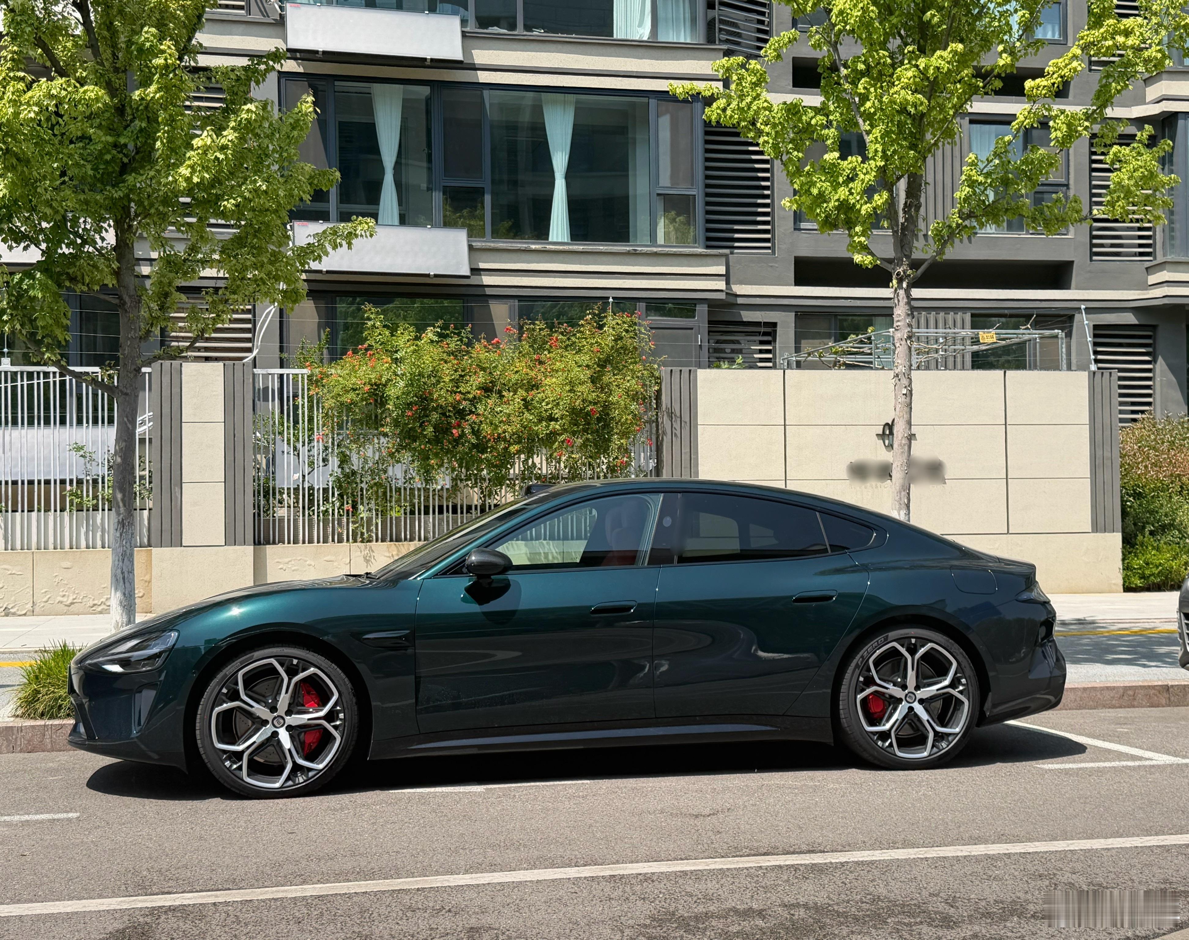 每次停下车后，都会忍不住拍一张照片，真的非常帅。