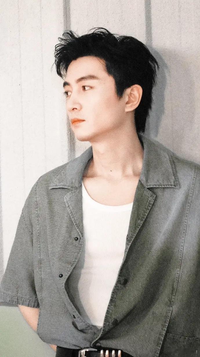 单身的陈晓，可能要有追求者了。这个追求者也是个大明星。名叫赵樱子。赵樱子在直播间