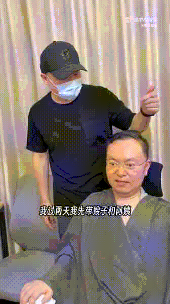岳云鹏看望渐冻症抗争者蔡磊岳云鹏请蔡磊全家听相声谁不夸小岳岳会来事儿啊，知道蔡磊