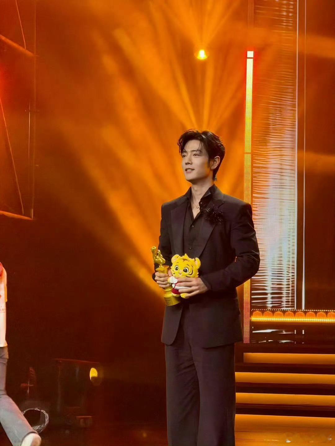 肖战大影节影帝 大学生电影节影帝——肖战！年轻人的认可，电影《得闲谨制》中莫得闲