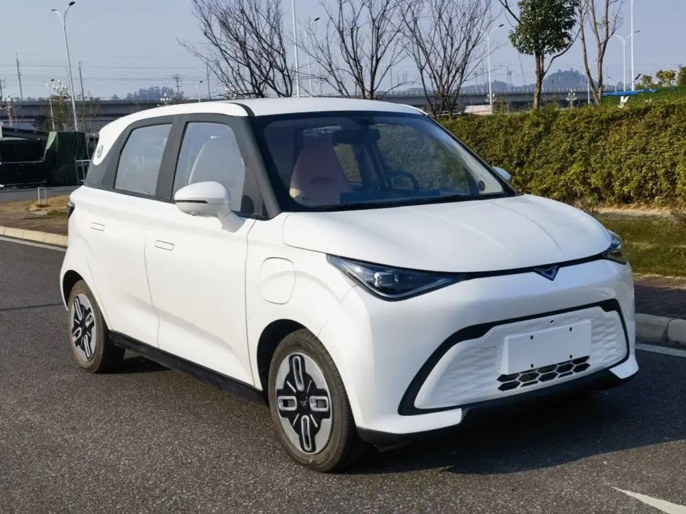 奇瑞接下来应该推2-3款四门微、小型新能源车型。
这两天路上见到的QQ多米，明显