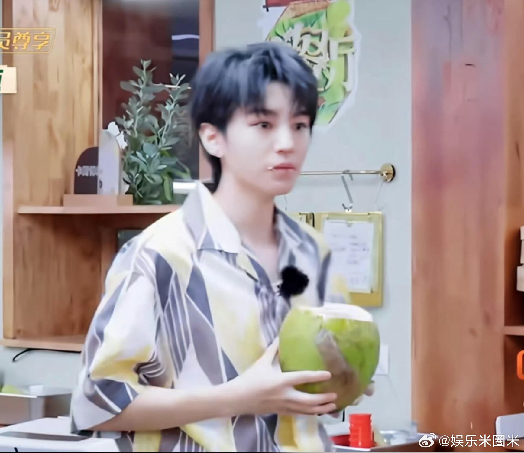 王俊凯看着尹浩宇偷笑了💫热闹属于其他人，王俊凯安静做旁观者，看见尹浩宇二人欢呼