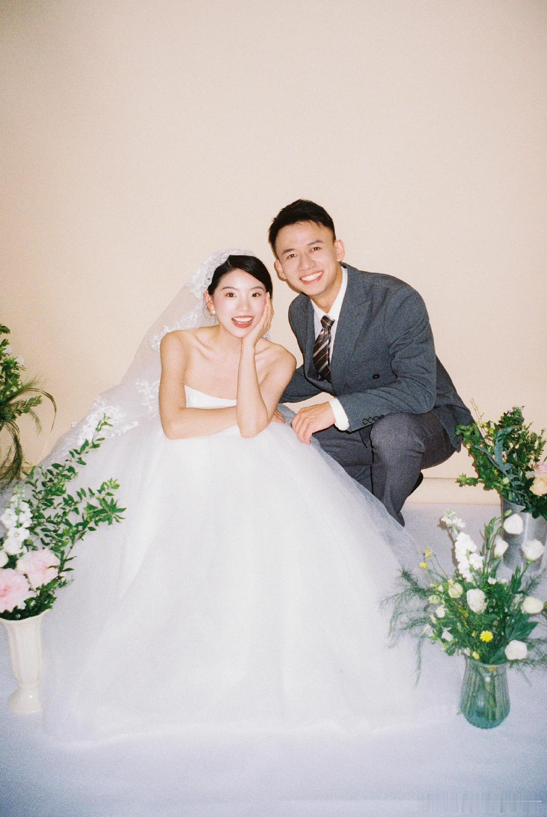 #章若楠妹妹的婚纱照#章若楠妹妹婚纱照曝光，妹妹真的是超级干净的元气大美女啊，这