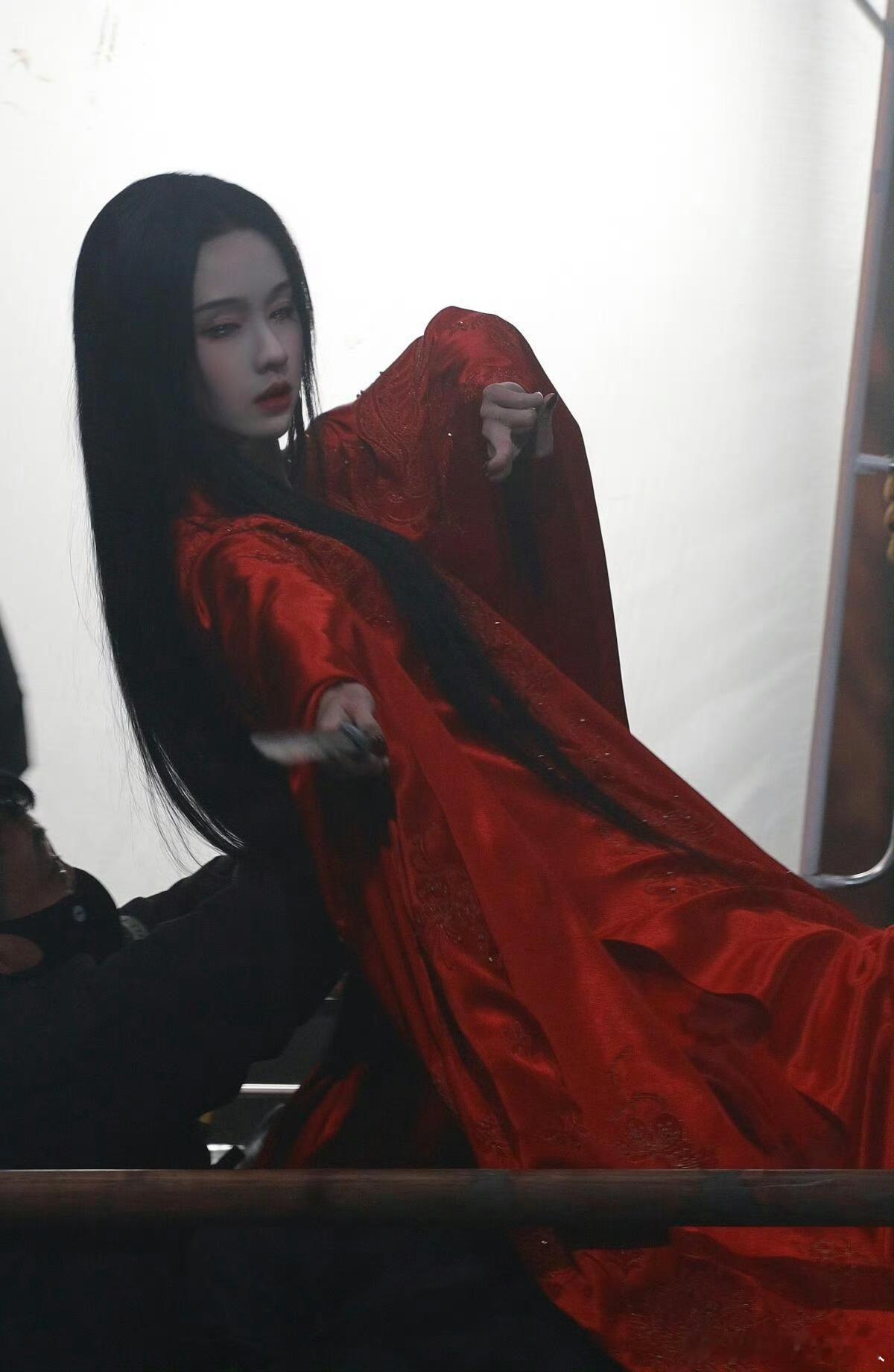 陈都灵女鬼塑  好美啊陈都灵[舔屏]陈都灵月鳞绮纪红衣黑发路透，透着森森的鬼气，