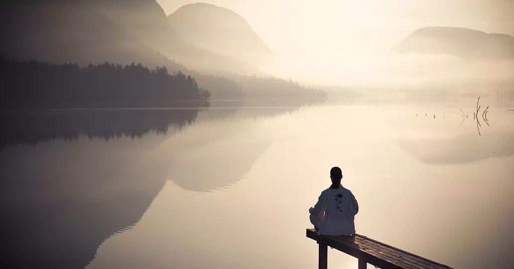 别抱怨别人不帮你、不重视你，
没人主动伸出援手，
大多是你自身价值还不够；
没人