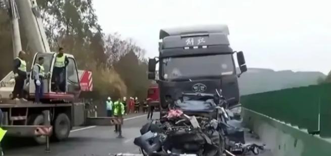 广西，一男子与父母高速追尾，一家三口全部遇难，男子叔叔在整理遗物时，意外发现侄子