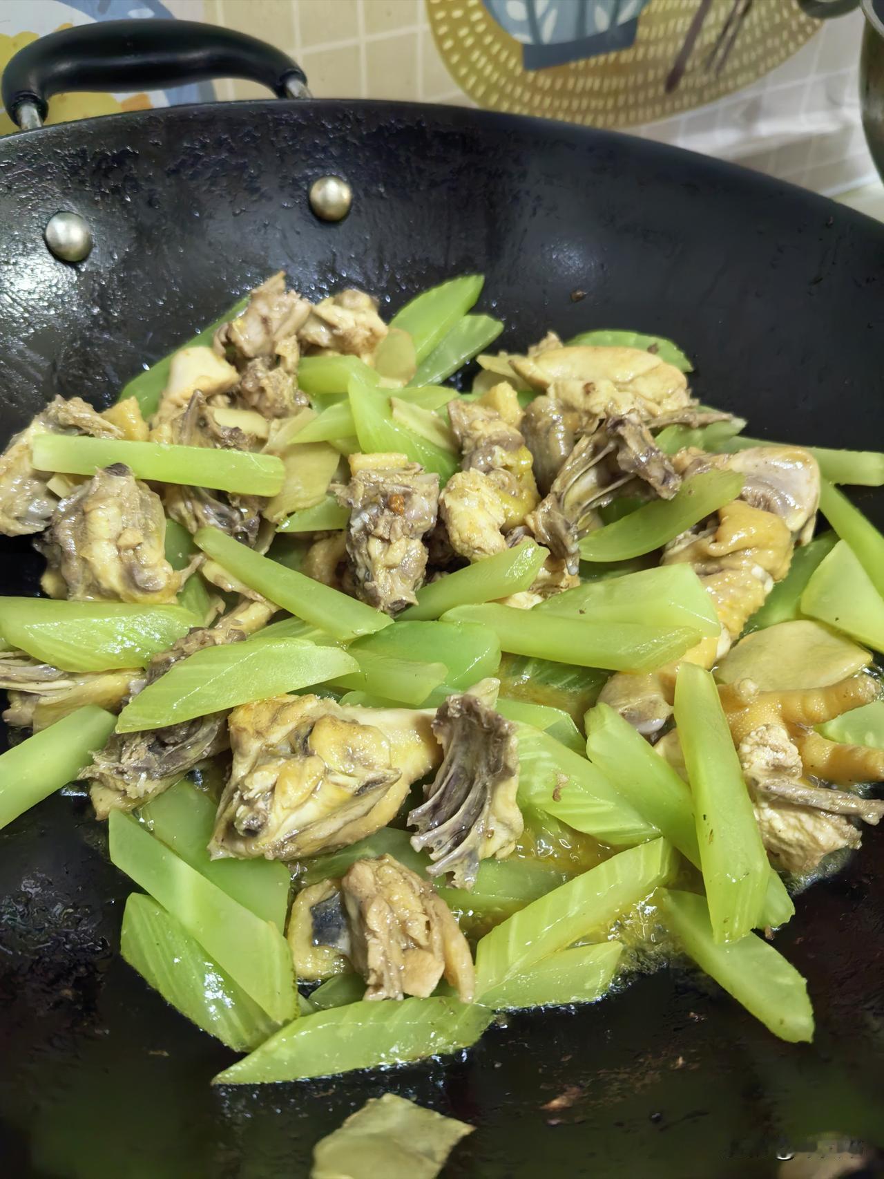 如果每天不知道做什么，那便用心做一顿饭，好好照顾自己的胃。
 
就像这锅简单的莴