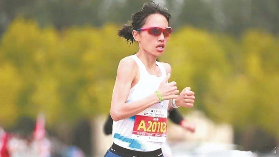 凤凰新闻【张水华为何错过家门口马拉松赛？知情人士透露原因】1月1日，“最快女护士