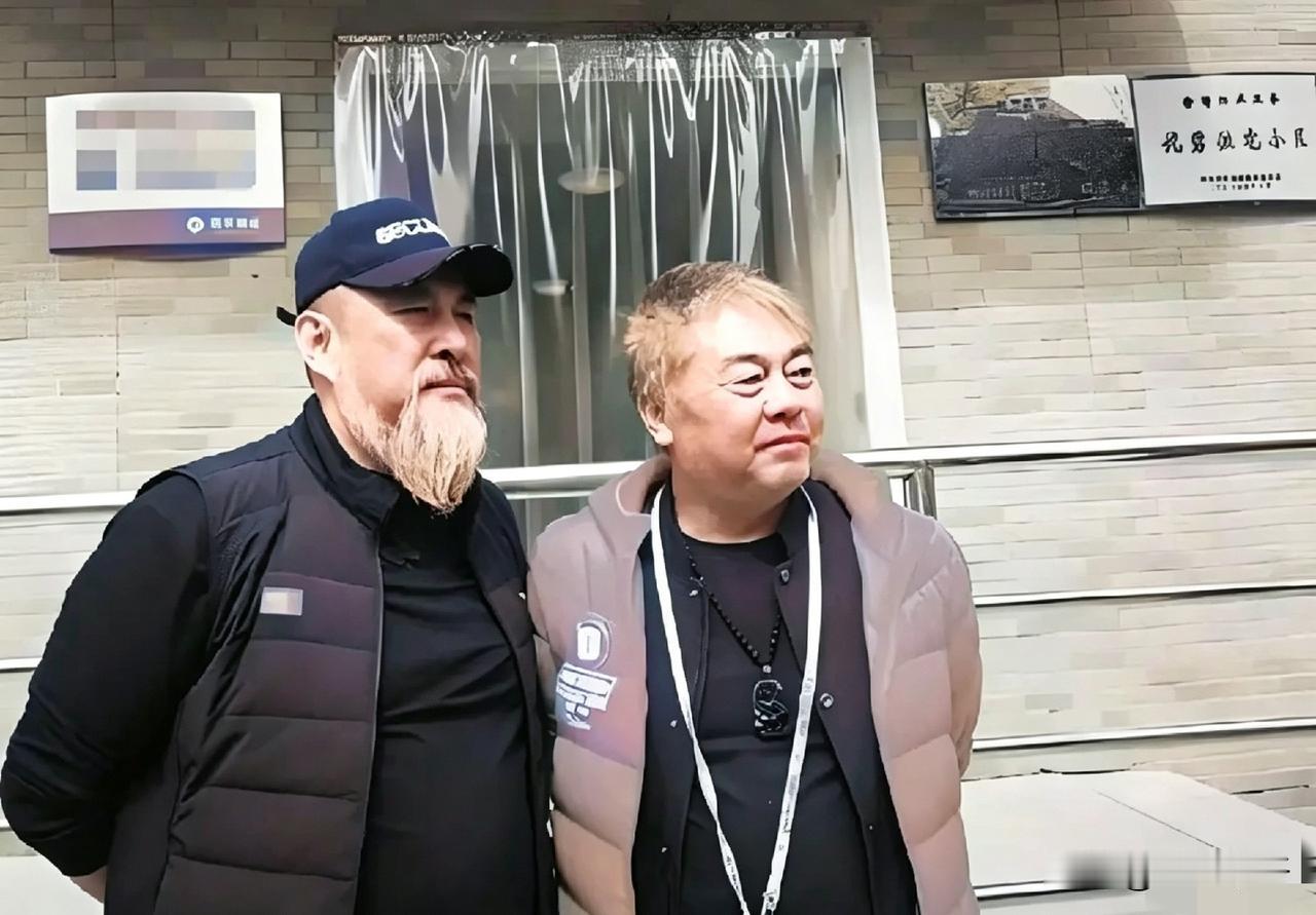 这张照片拍在李靖飞家楼下，当时他已脑梗缠身，陆树铭专程探望，四处奔走帮忙。哥俩感