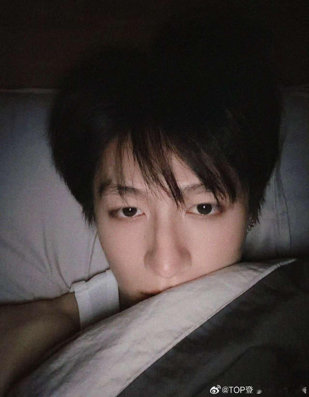 朱志鑫太困了没蹦起来，充点电，