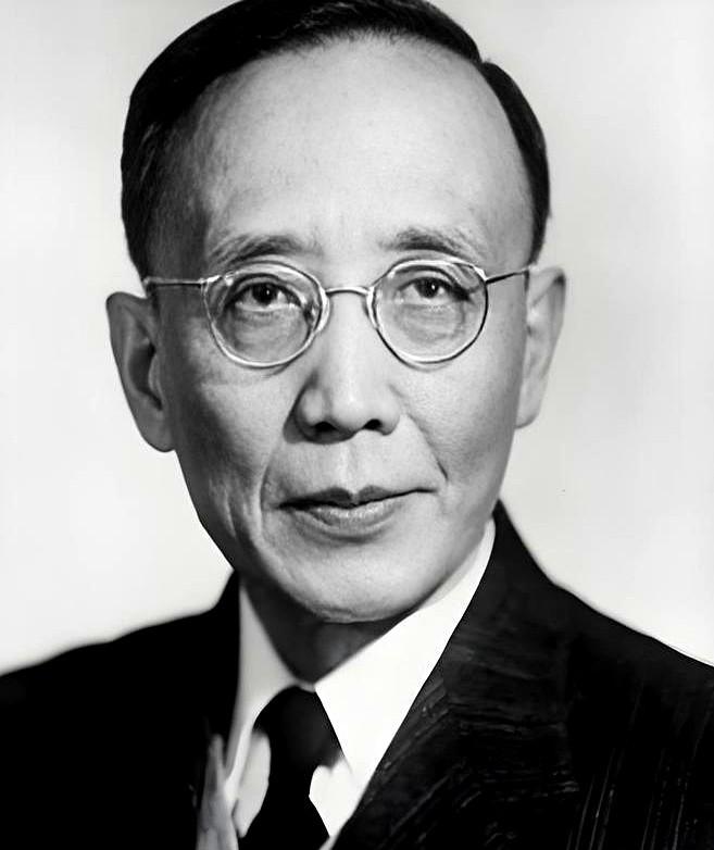 穿水红旗袍吊在房梁那一刻，于立群把四十年婚姻撕成碎片。
她死前把姐姐1937年的