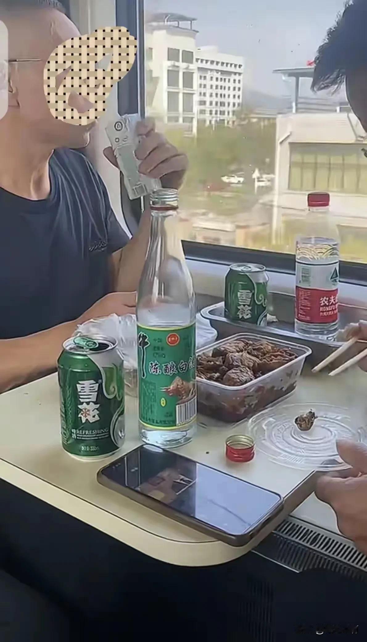 这就是是坐火车的仪式感。
我也有我自己的规矩，我每年出行不下十趟以上，比如坐飞机