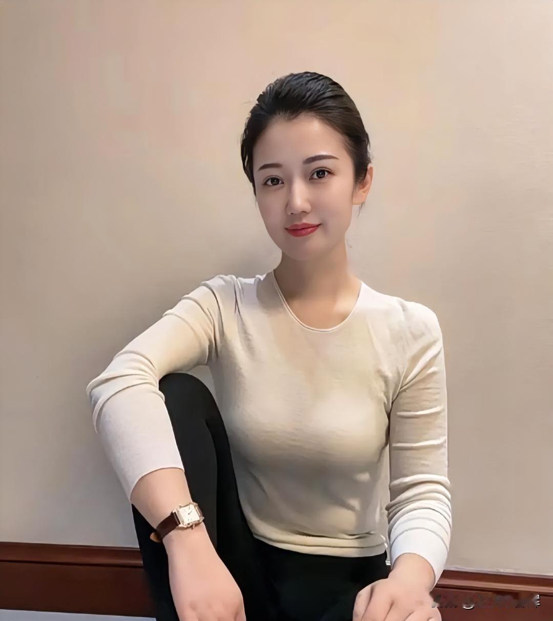 素衣衬风骨，眉眼藏温柔。
松垮的姿态里，是岁月沉淀的从容。
腕间时光轻淌，笑意漫