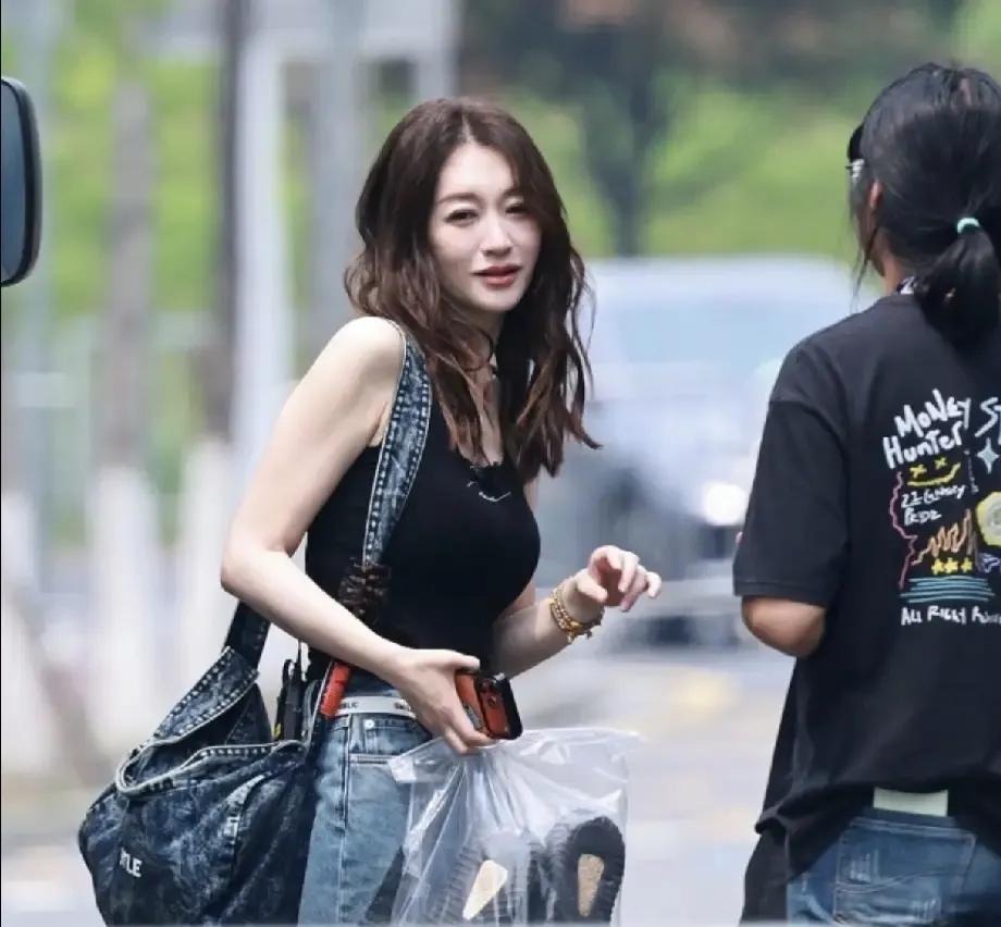 快五十岁的李小冉逆生长，大长腿，冷白皮好美，状态好到爆炸
快五十岁的李小冉，最近