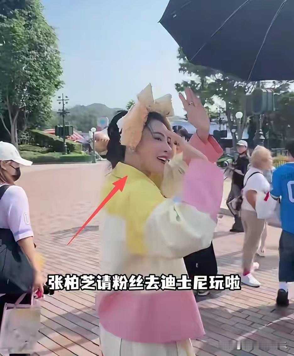 张柏芝请粉丝们去迪士尼乐园玩，她脸肿肚圆比以前胖了一点，但状态依旧能打。

美人