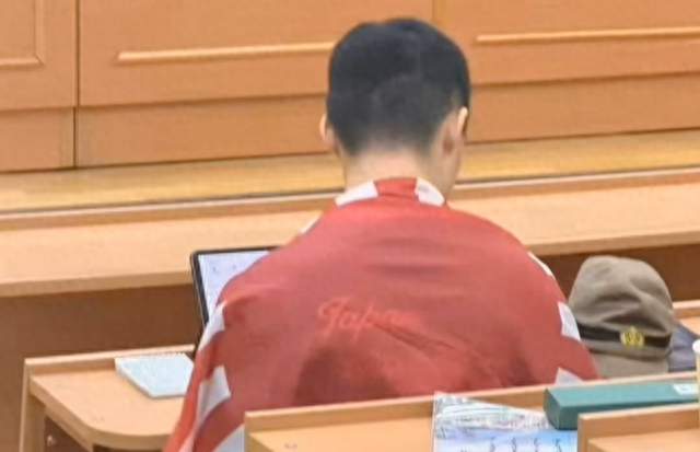 莫斯科大学历史课堂上，一中国留学生竟披旭日旗，他是真心道歉吗
