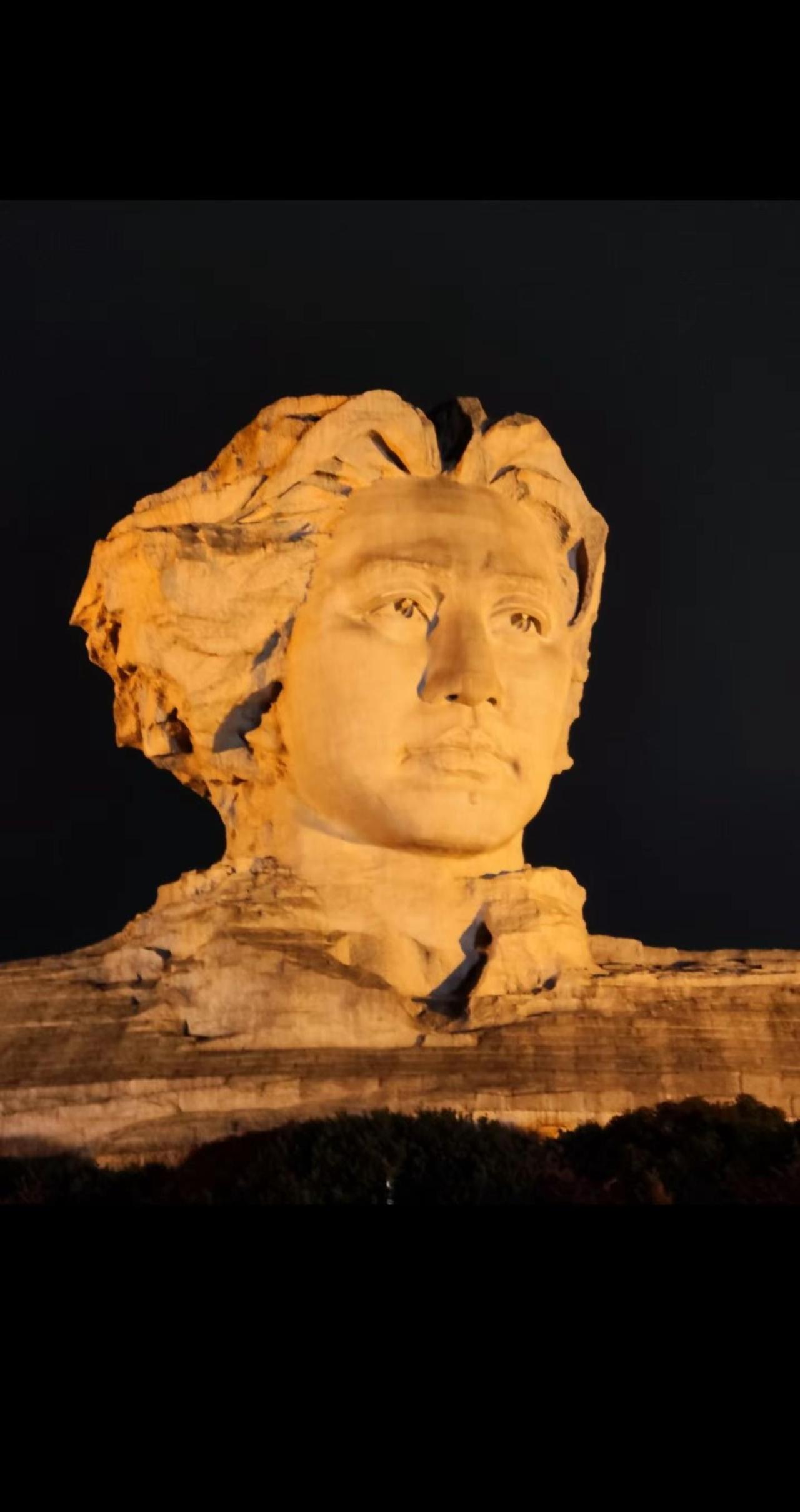 夜空中最亮的星。“每当我找不到存在的意义，每当我迷失在黑夜里…"夜空中最亮的星 