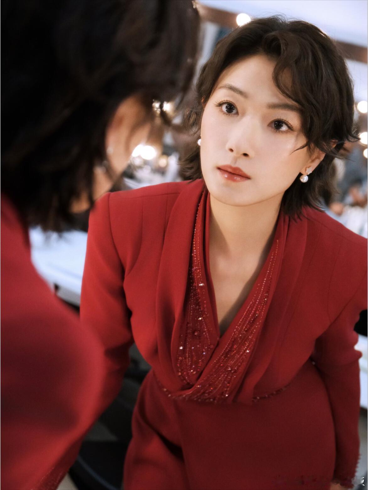 万茜戴墨镜又美又飒万茜短发高智感万茜利落短发搭配酷感墨镜，豆沙红收腰西装优雅又有