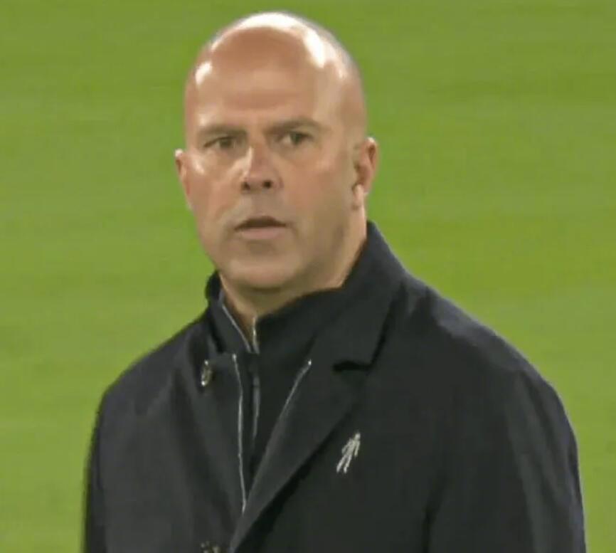 曼城3比0利物浦 据多位现场记者报道，曼城球迷在现场针对利物浦主帅斯洛特情况进行