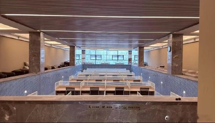 第一次见游泳池改的工位 这下可以光明正大摸鱼了 打工人 ​​​