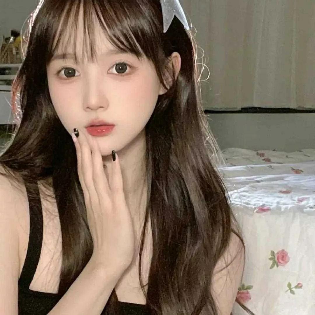 可爱甜美的少女，手托脸颊，妆容精致，梦幻氛围十足！