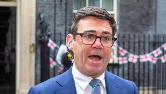 7月20日，伯纳姆正式接替斯塔默出任英国首相，这也是英国十年内迎来的第七位首相，