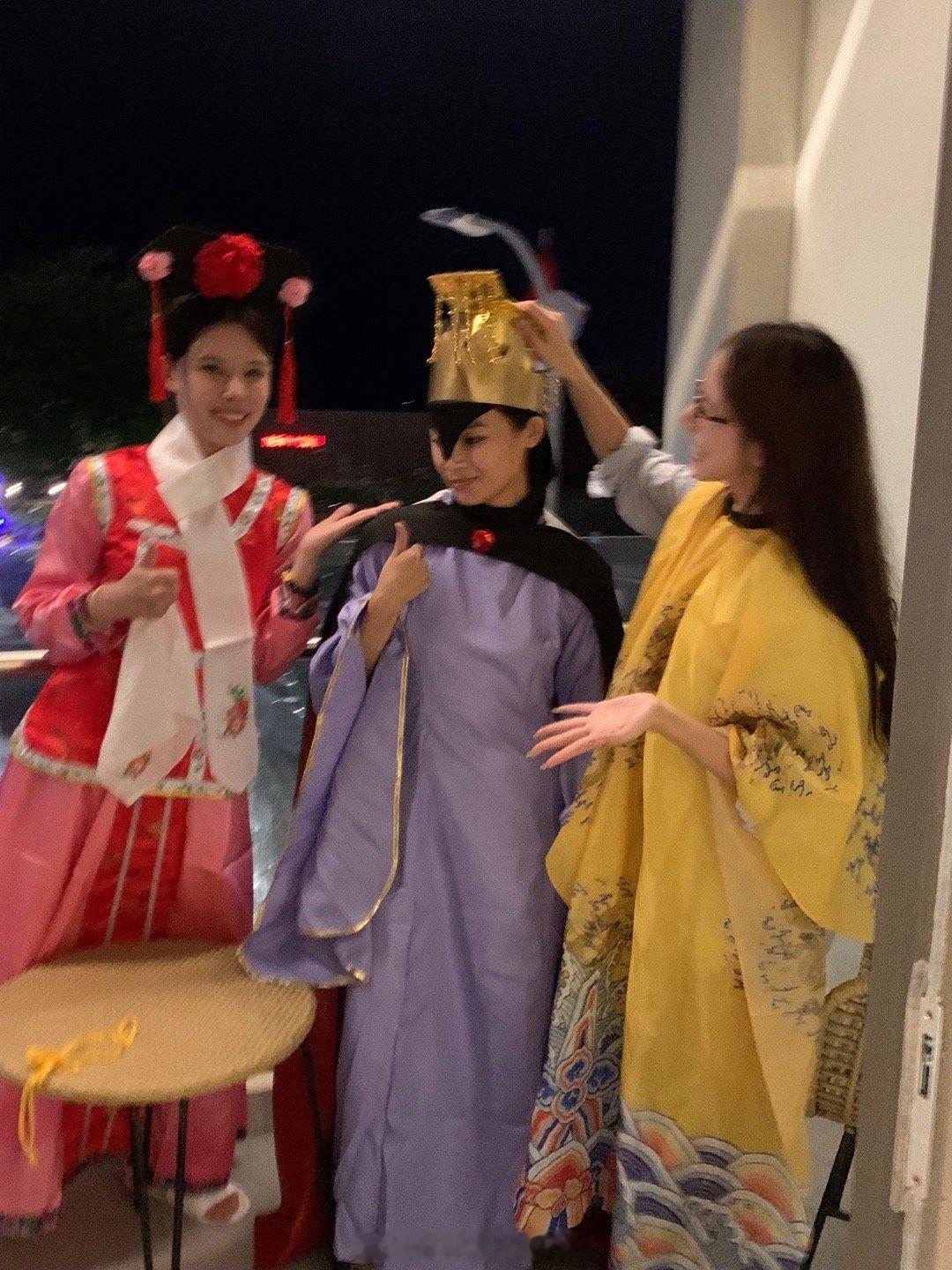 我和我那群没有脑子的姐妹（找了半天没有小红的合照😭） ​​​