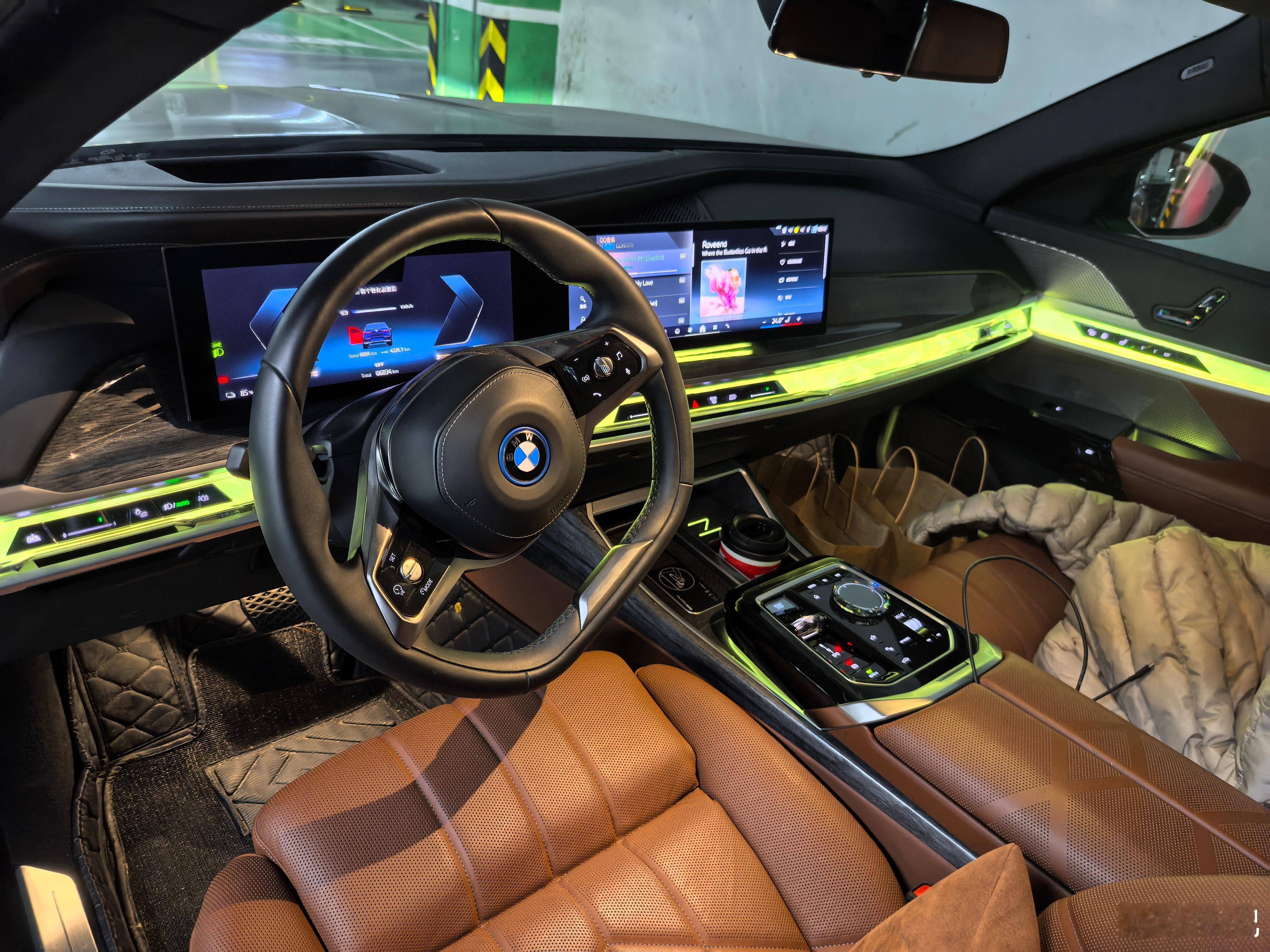 i7仍然是我最爱开的车，没有之一，底盘和驾驶质感真的超一流，天花板级别，又稳又舒